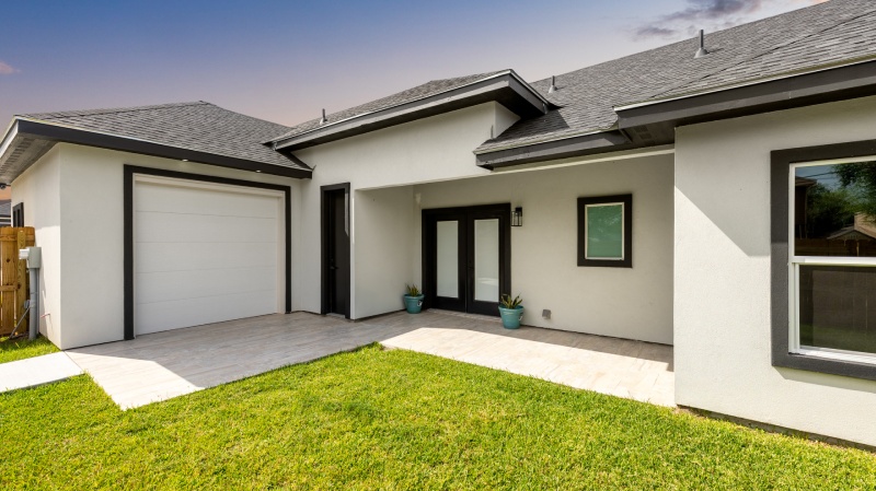 Outdoor backyard custom home by Espino